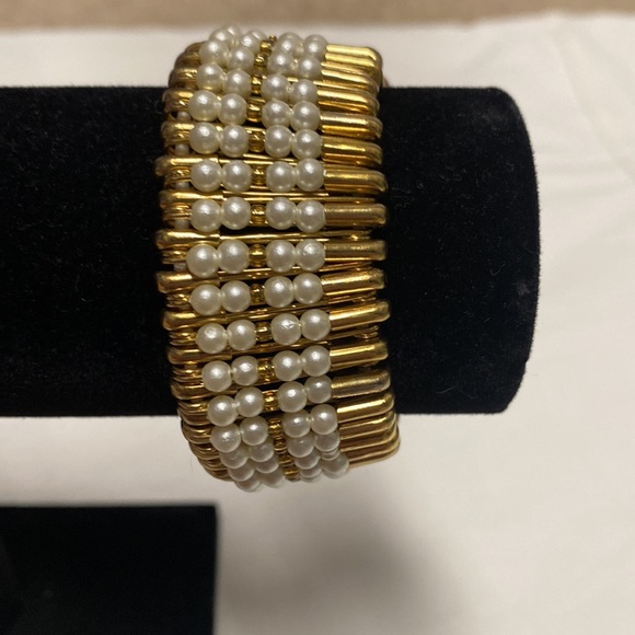Antique style handmade Bracelet with gold tone safety pins and pearl beads - Picture 2 of 4